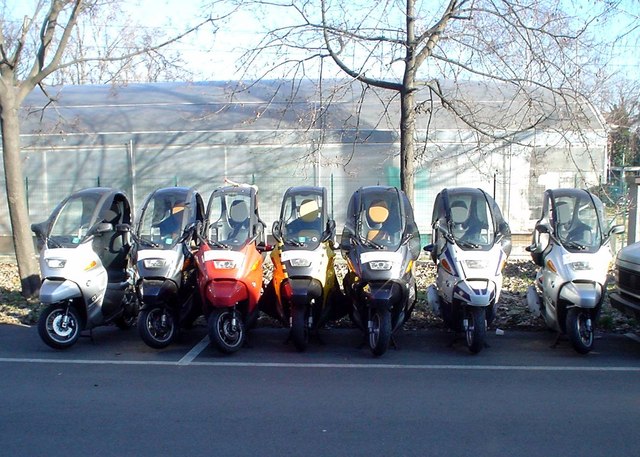 Sette BMW C1 in fila alla Befana Benefica, 2005.
