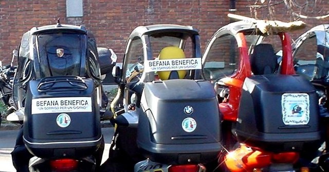 Le C1 del club con gli adesivi della Befana Benefica, 2005.