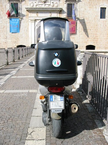 BMW C1 al Castello dell’Aquila, vista posteriore.