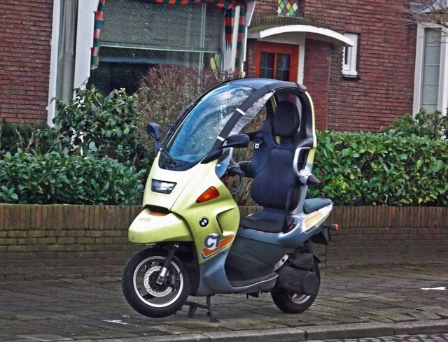 BMW C1 125 Family’s Friend gialla, vista anteriore.