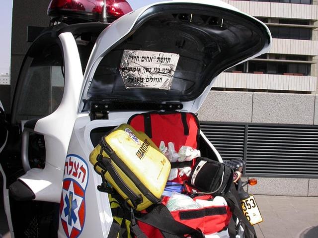 Baule aperto di una BMW C1 di soccorso con borsa e attrezzature mediche.