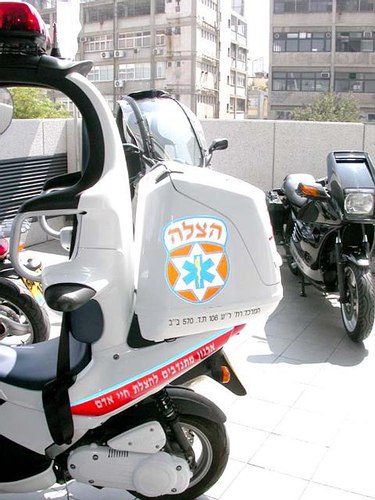 Vista laterale del baule bianco di una BMW C1 allestita per il soccorso.
