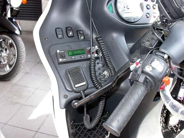 Dettaglio del manubrio e dei comandi della radio e della sirena di una BMW C1.