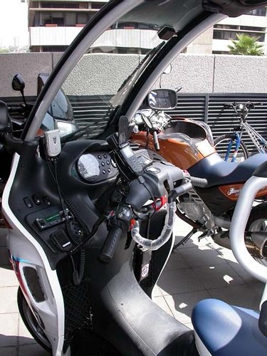 Abitacolo di una BMW C1 di soccorso con radio e comandi aggiuntivi.