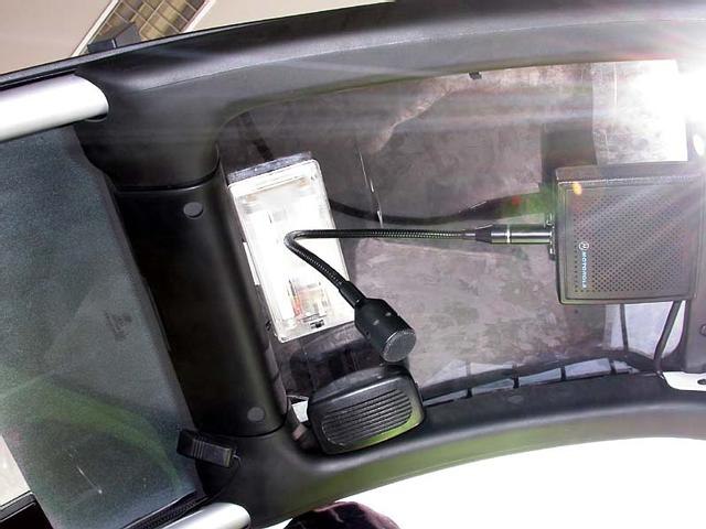 Dettaglio dell’equipaggiamento radio fissato sotto il tetto di una BMW C1.