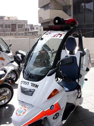 BMW C1 bianca allestita per il soccorso con sirena, lampeggiante e baule medico.