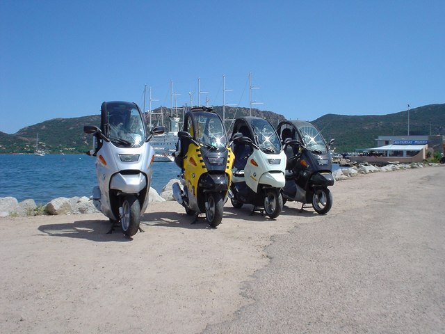 Quattro BMW C1 parcheggiate sul lungomare di Porto Vecchio, in Corsica.