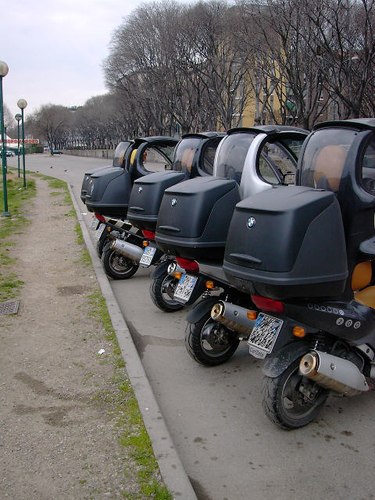 C1 parcheggiate alla Darsena di Milano, marzo 2004.