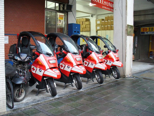 Quattro BMW C1 rosse e bianche per il soccorso, parcheggiate in fila a Taipei.