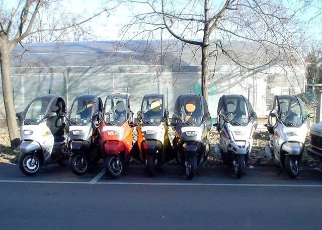 Sept BMW C1 alignées lors de la « Befana Benefica », 2005.