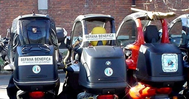 Les C1 du club avec les autocollants de la « Befana Benefica », 2005.