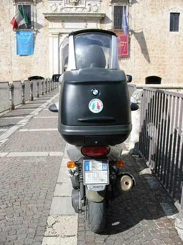 BMW C1 au château de L'Aquila, vue arrière.