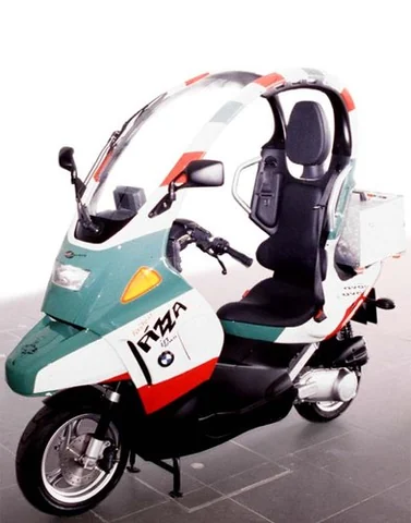 BMW C1 verte et blanche équipée d'un caisson arrière pour les livraisons.