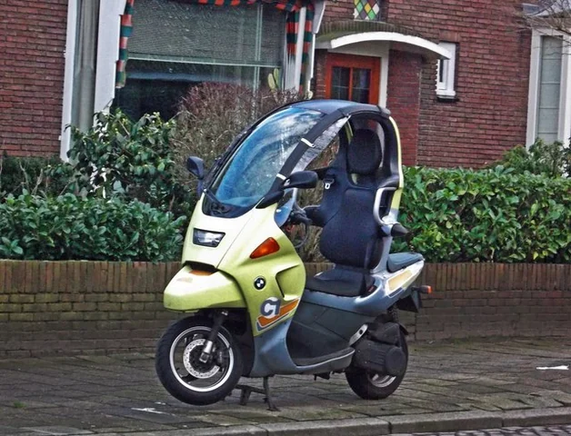 BMW C1 125 « Family’s Friend » jaune, vue de face.
