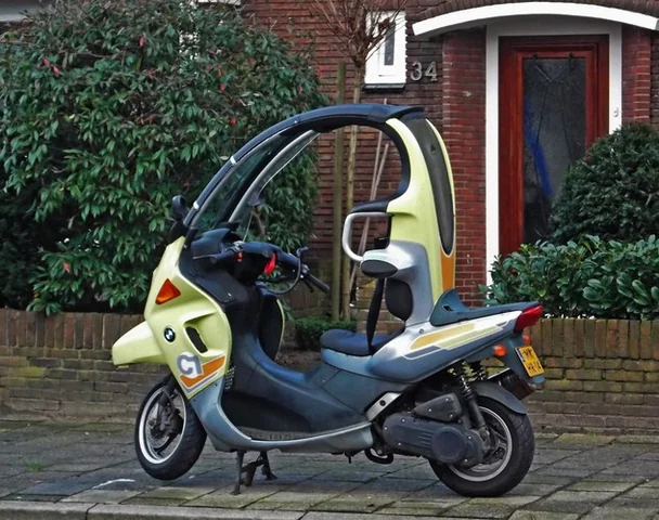 BMW C1 125 « Family’s Friend » jaune, vue latérale.