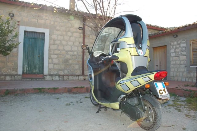 Une BMW C1 personnalisée, issue des archives du club.