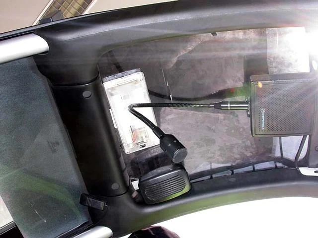 Détail de l’équipement radio fixé sous le toit d’une BMW C1.