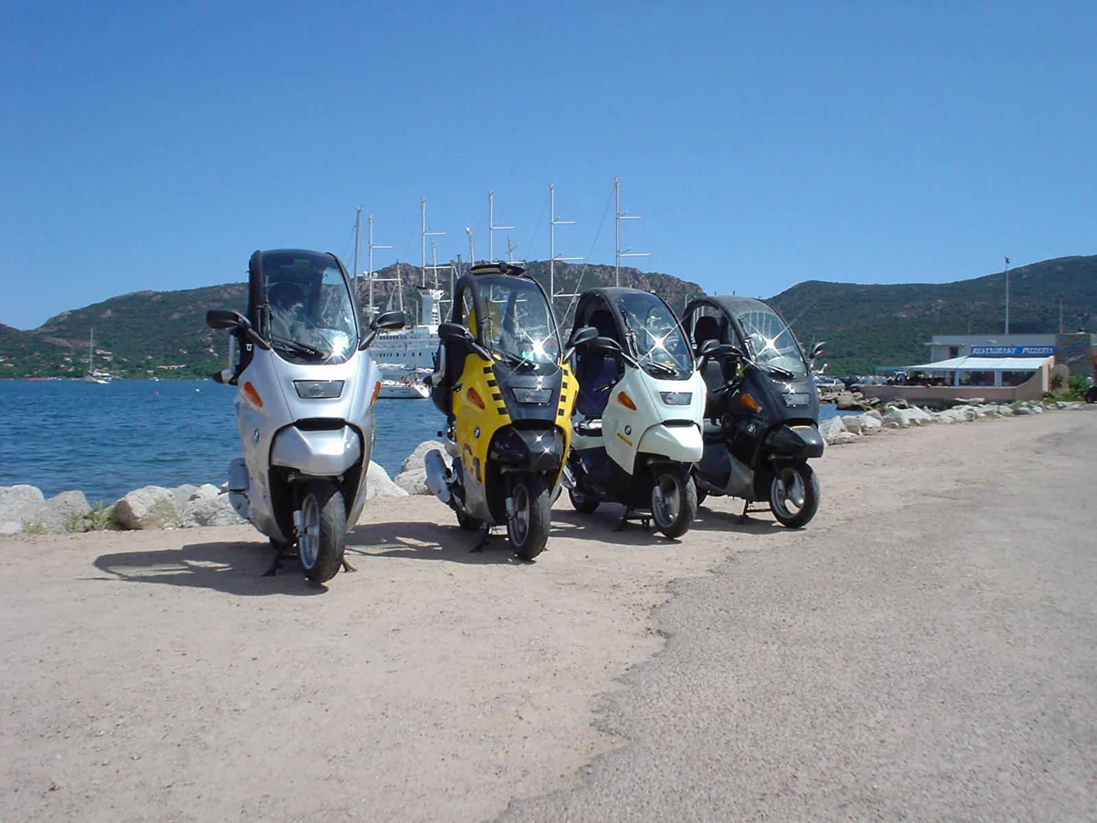 Les BMW C1 du club, réunis à Porto Vecchio