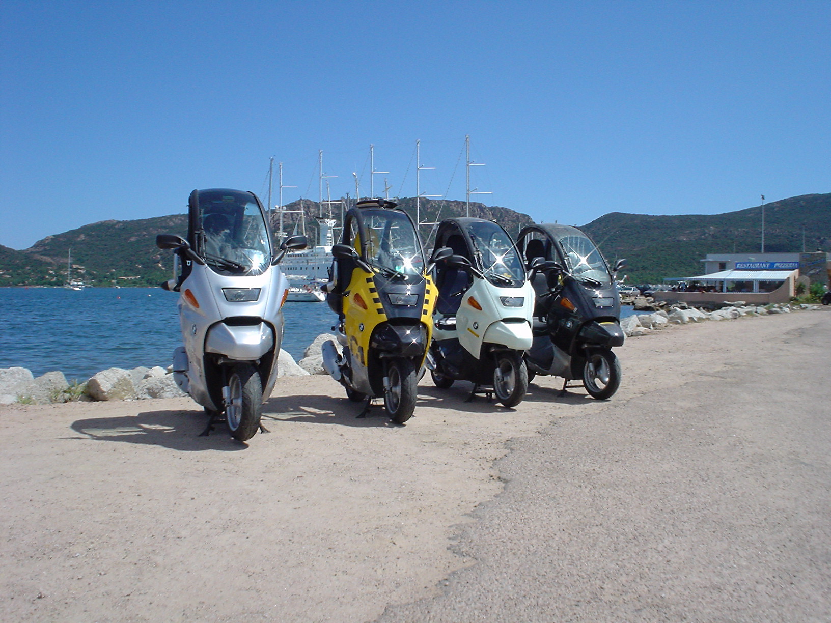 Quattro BMW C1 parcheggiate a Porto Vecchio, Corsica.